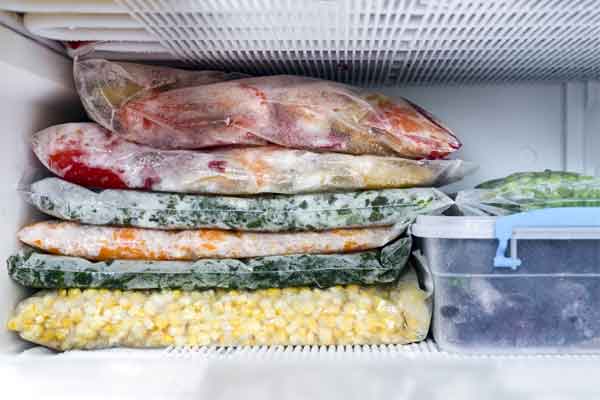 ジッパーバッグで整理された業務スーパーの冷凍食品