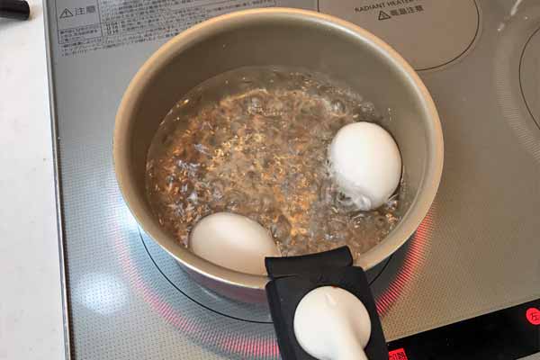 ゆで卵を2つ作る