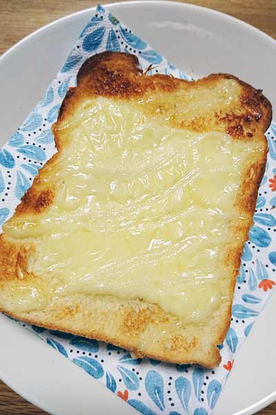 燒き上がった天然酵母パンのチーズマヨのせ