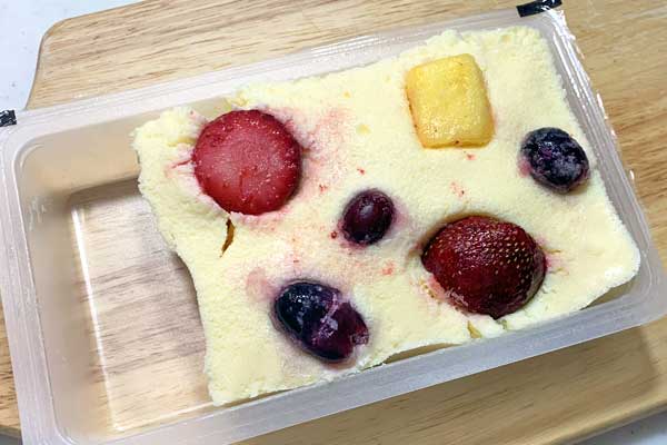 業務スーパーのリッチチーズケーキに冷凍フルーツをトッピング