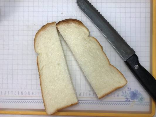 食パンを2つに切りマーガリンを薄く塗る