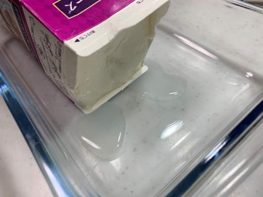 業務スーパーのレアチーズを牛乳パックから取り出すところ