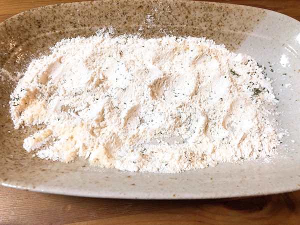 小麦粉に乾燥パセリと粉チーズを混ぜたもの