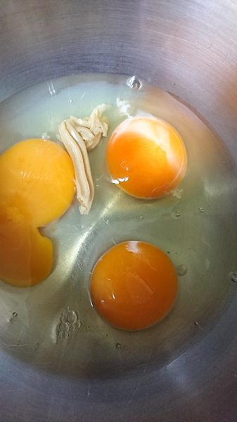 ボウルに割り入れた卵と調味料