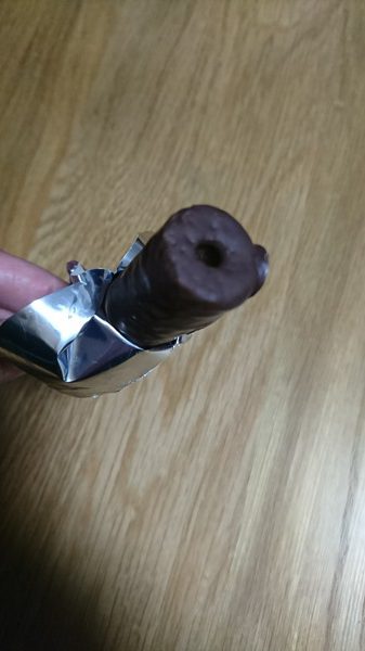 穴の開いているうまい棒チョコレート味