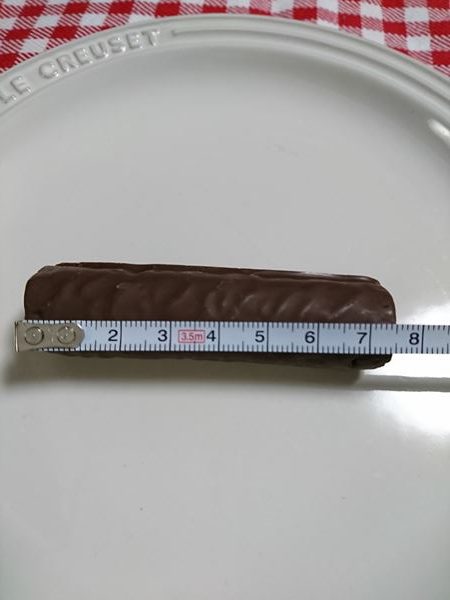 うまい棒チョコレートの長さを測っている様子