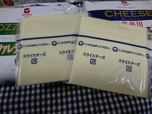 業務スーパーのスライスチーズとモッツァレラスライスチーズ