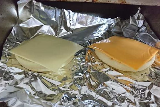 アルミホイルに置かれた業務スーパーのスライスチーズのせマフィン