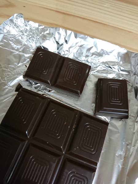 1欠片ずつ割った業務スーパードイツ産のビターチョコレート