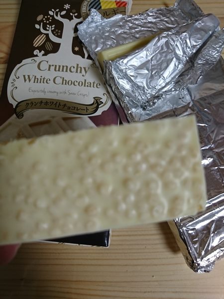 業務スーパーのクランチホワイトチョコレートのアップ