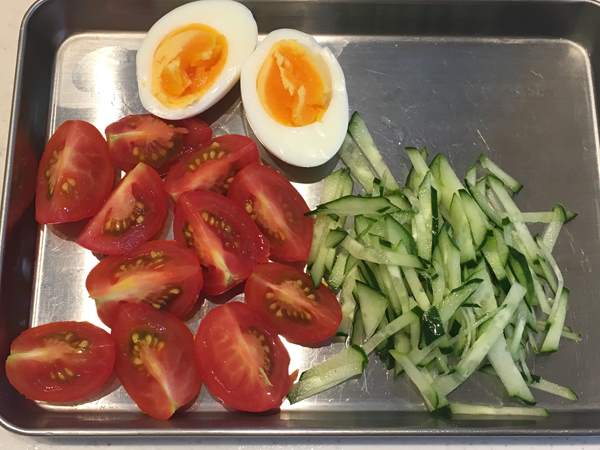 業務スーパー冷麺トッピング用のトマト・きゅうり・茹で卵