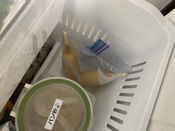 冷凍庫に入れた保存袋入り業務スーパーのアメリカンドッグ