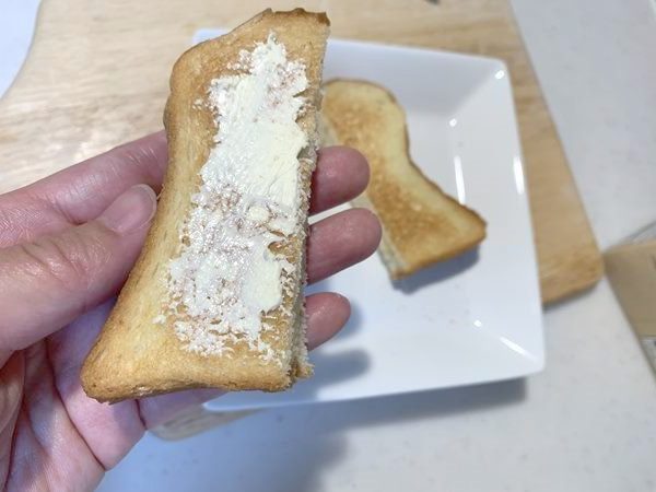 トーストした業務スーパーのビール酵母パンにバターを塗ったところ