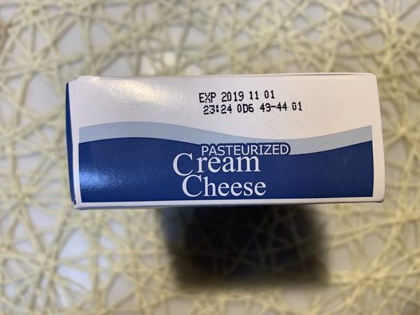 業務スーパーのクリームチーズパッケージにある賞味期限表示