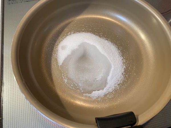 鍋に入れたグラニュー糖と水