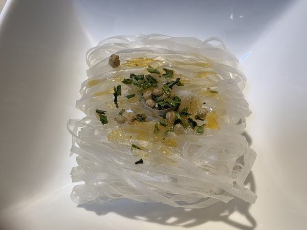 粉末スープ・かやく・調味オイルを加えた業務スーパーのフォービーフ風味