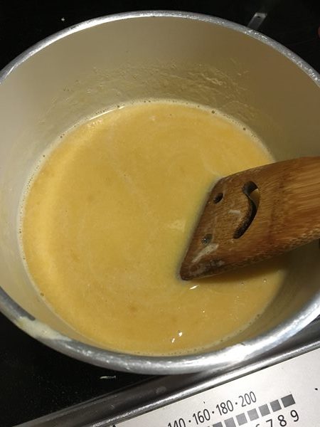鍋の中のマンゴープリン液を混ぜる様子