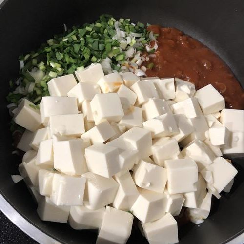 フライパンに入れた麻婆豆腐の材料