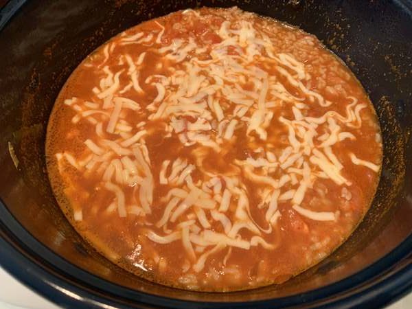 刻みトマトとチーズを入れたキムチ鍋スープ