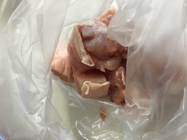ビニール袋に入れた業務スーパーの鶏もも肉