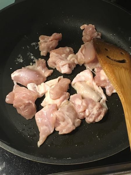 片栗粉をまぶした業務スーパーの鶏もも肉をフライパンで炒める様子