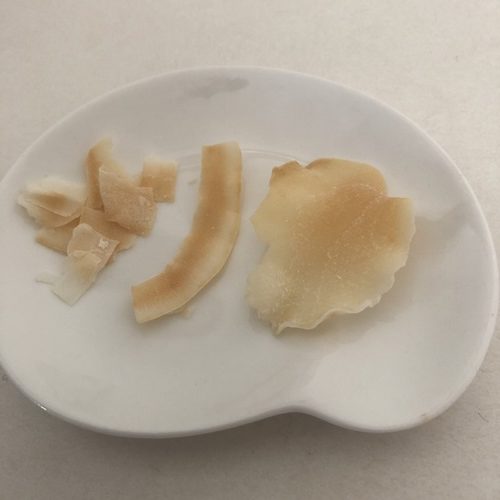 お皿にのせた業務スーパーのココナッツチップスの形状
