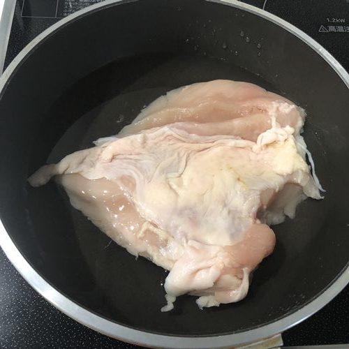 深めのフライパンに入れた鶏胸肉