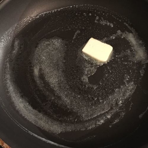 バターを熱したフライパン