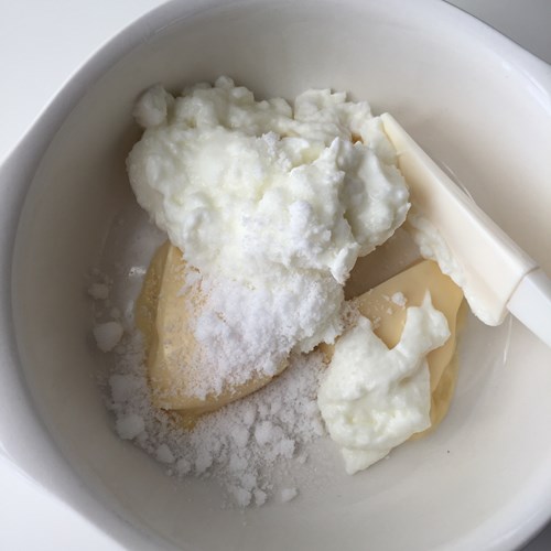 砂糖・水切りヨーグルト・加熱したクリームチーズを混ぜる様子