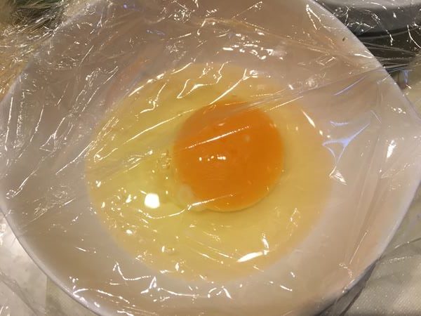 耐熱容器に入れてラップをかけた卵