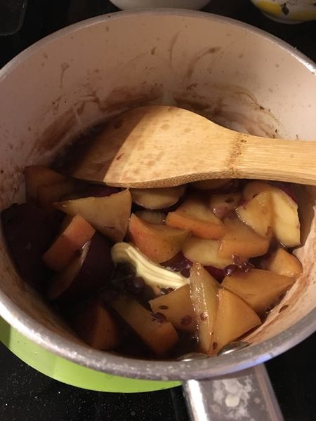 煮込んださつまいもとりんごに加えたバター