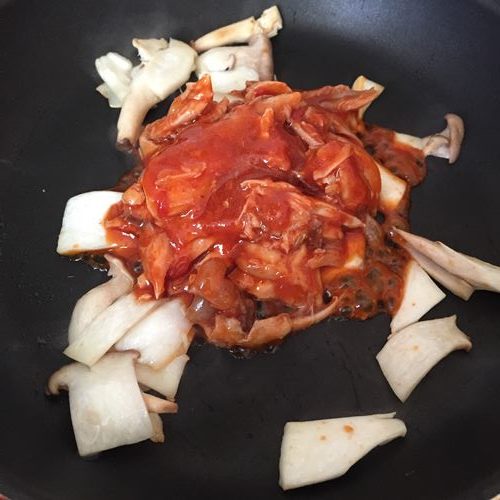 炒めたエリンギに加えた業務スーパーのチキンのトマト煮