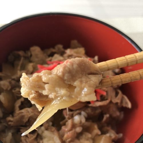 箸でつまんだ業務スーパー牛丼の具入り牛丼