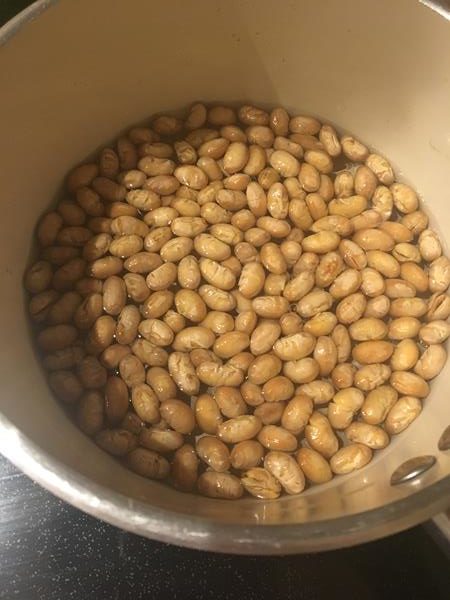 鍋に入れた水と業務スーパーの大豆