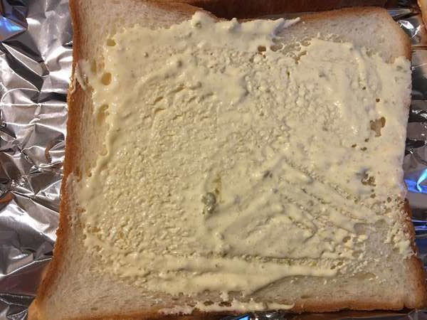 柚子胡椒入りマヨネーズを塗った食パン