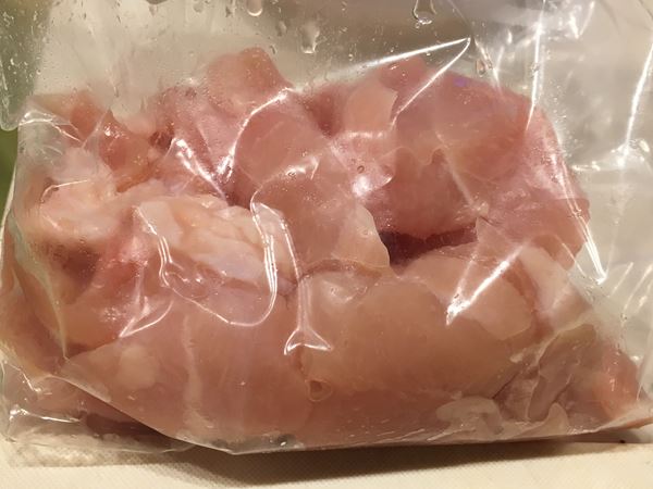 密閉袋の中で業務スーパーの料理酒につけている鶏胸肉