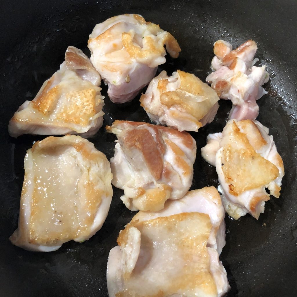 鶏もも肉をフライパンでオリーブオイルを使って焼く