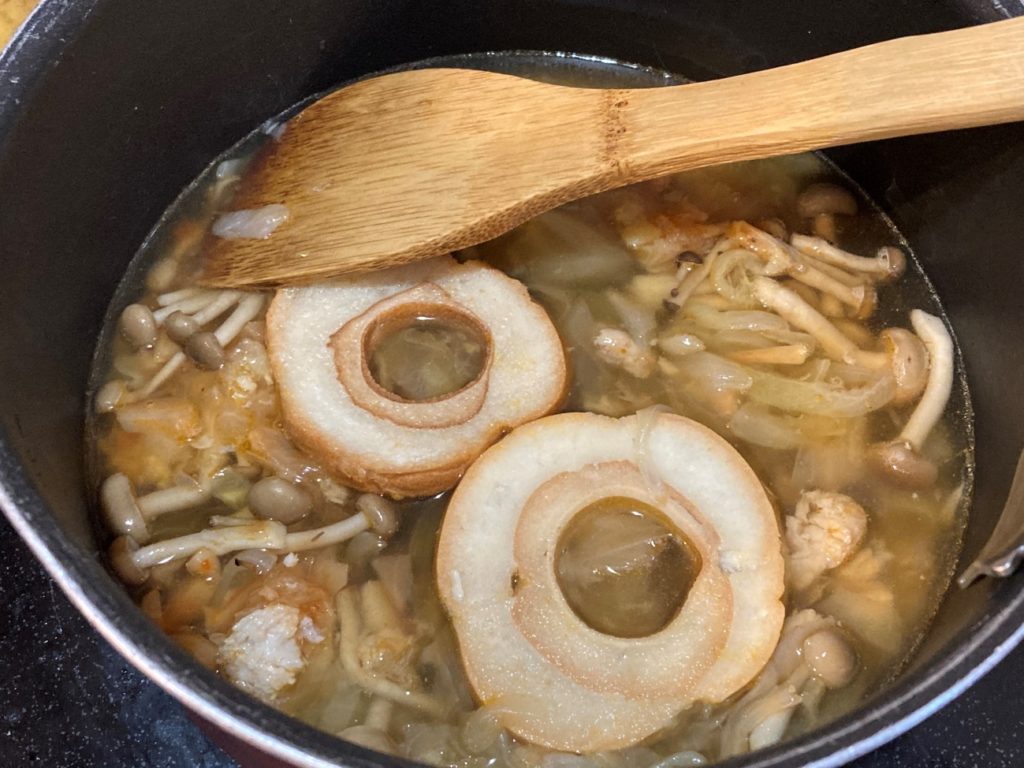 コンソメスープとお麩を鍋に追加投入
