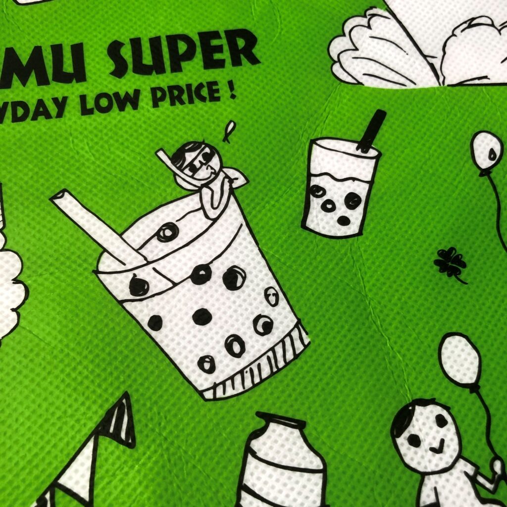 業務スーパーの緑色のエコバッグに描かれてるタピオカミルクティーで水遊びをしてるイラスト