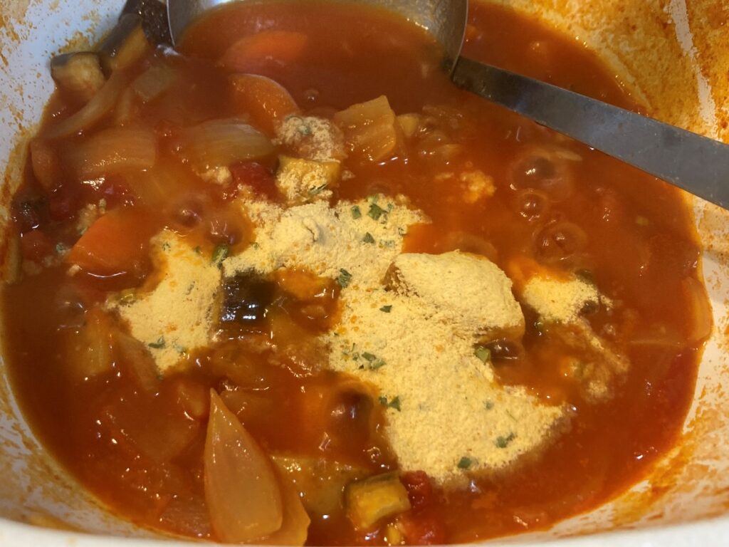 煮込んで材料に火が通ったら業務スーパーのインスタントスープ・トムヤムを入れ塩コショウで味をととのえる