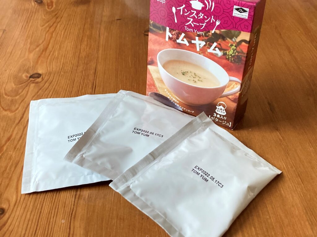 業務スーパーのインスタントスープ・トムヤムの箱から小袋を出したところTOM YUMと表記がある