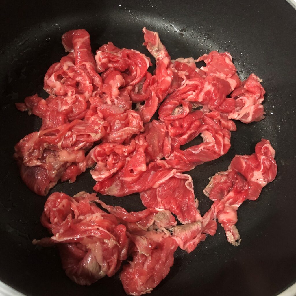 フライパンで牛肉を炒める