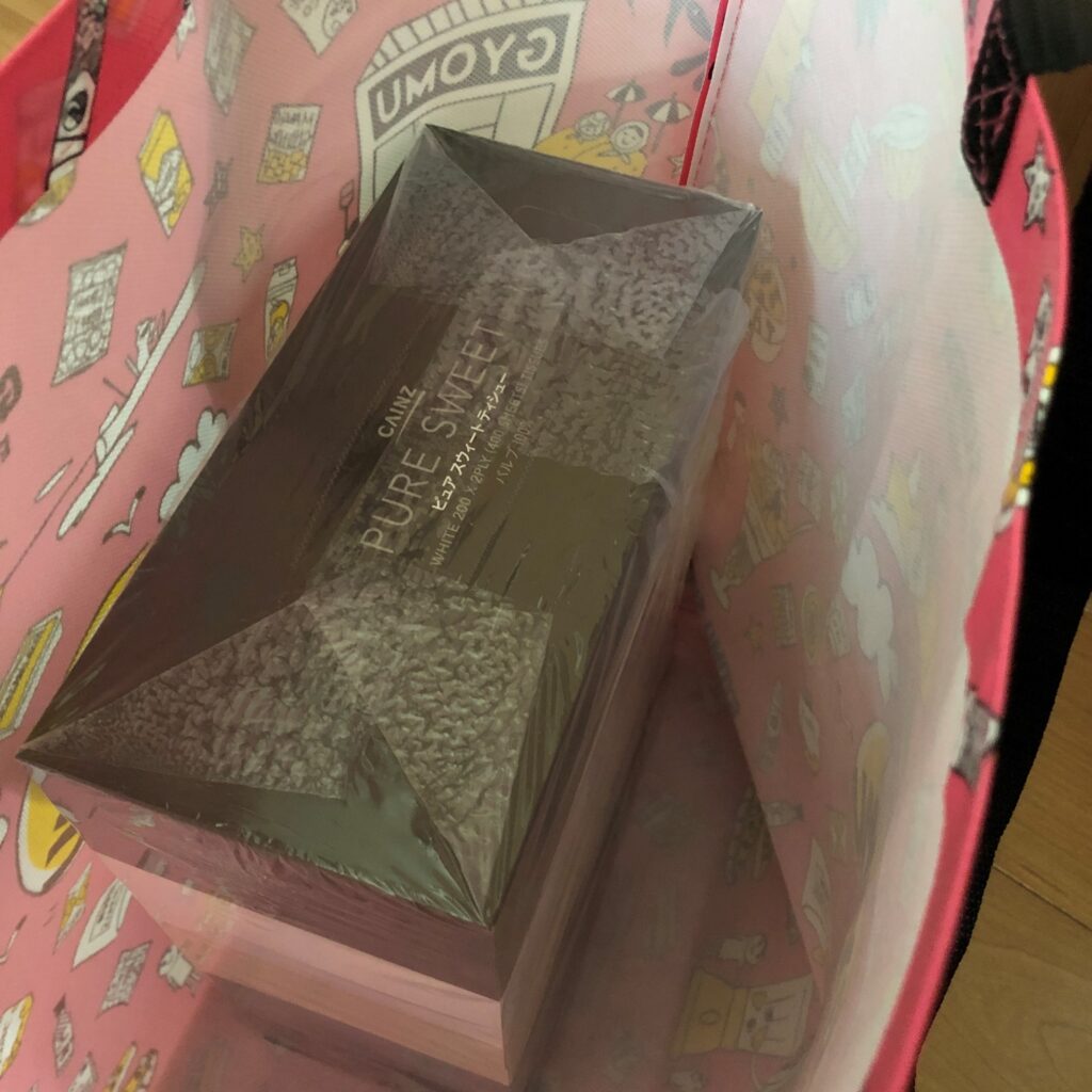 業務スーパーのピンク色のエコバッグに5個組の箱ティッシュを入れてみた