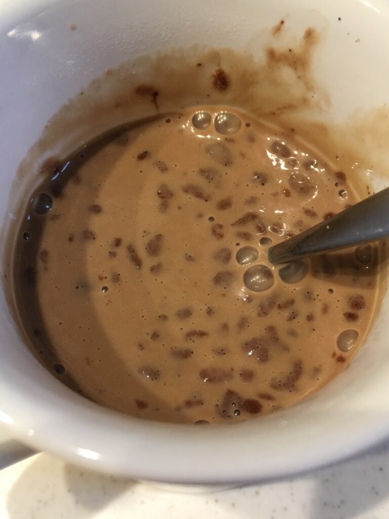 溶かしたコーヒーとチョコレートトリュフに豆乳を注ぐ