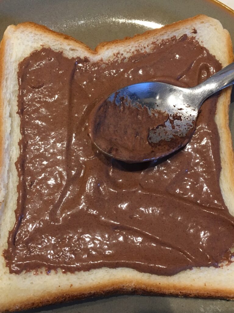 食パンにチョコレートトリュフを載せてトースターで温めて溶かして伸ばし広げる