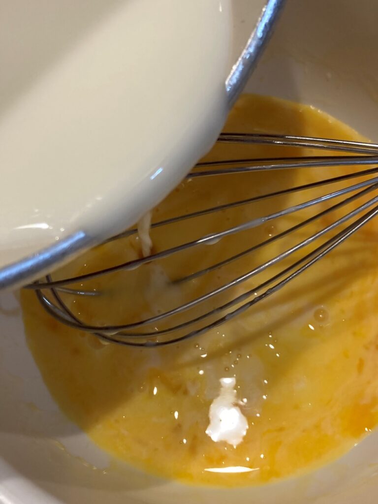 溶いた卵に温めた牛乳パンナコッタを混ぜながら入れる