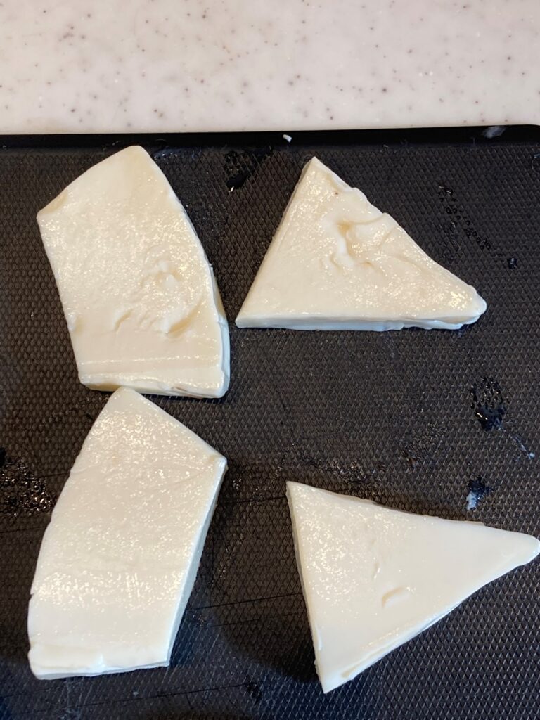 半分に切ったクリームチーズ