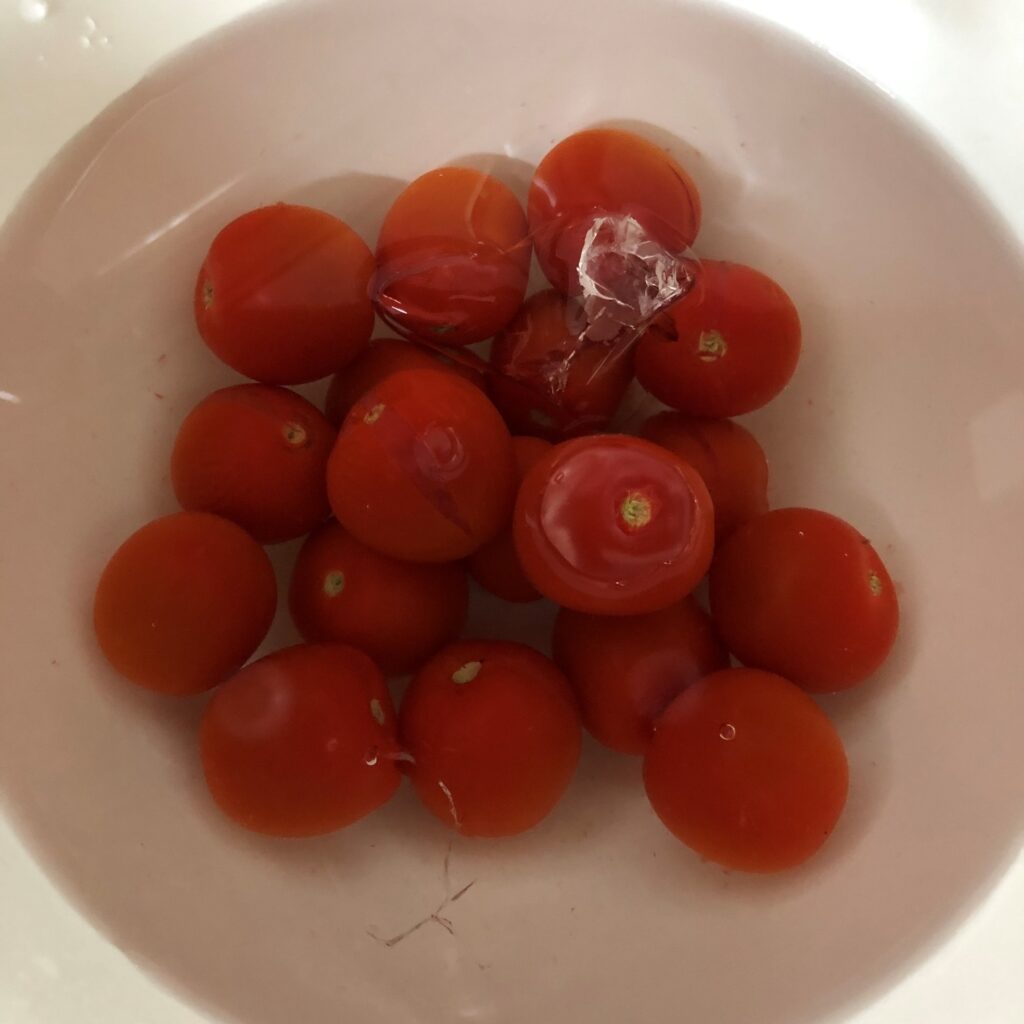 革が破けてきたトマトを冷水に入れる