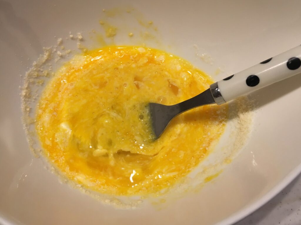 卵に粉チーズとマヨネーズを入れて良く混ぜる