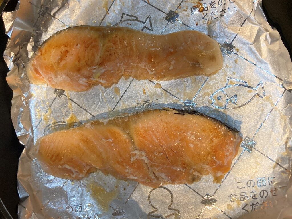 フライパンで鮭を焼く